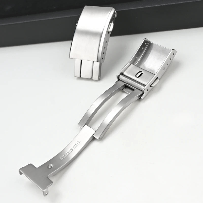 Garmin FKM Rubber Band — folding clasp close-up
