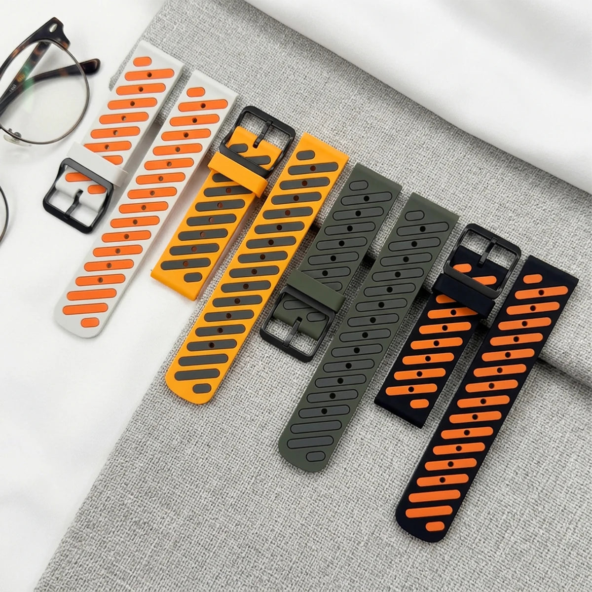 Garmin 22mm Quick Release Two-Tone Silicone Band — material detail