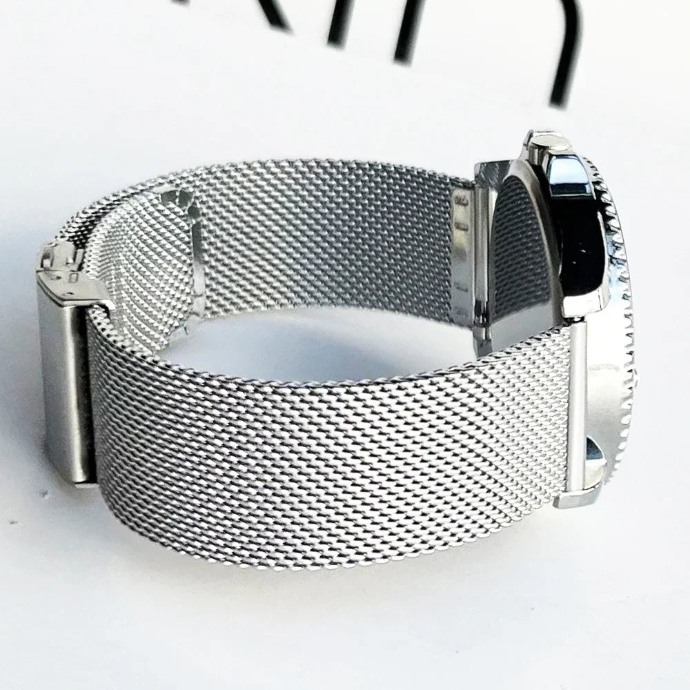 Garmin Milanese Mesh Band — mesh and clasp close-up