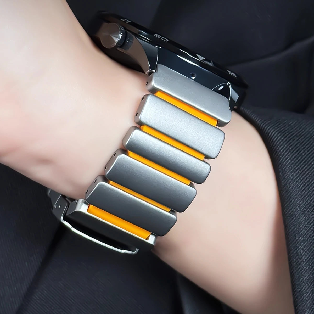 Google Pixel Watch 5, 4 and 3 45mm Titanium and Silicone Link Band — band detail
