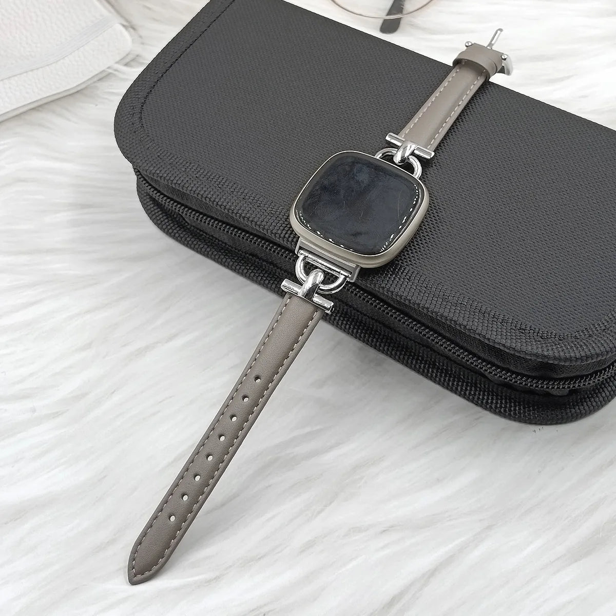 Fitbit Versa 4, Versa 3, Sense 2 and Sense Slim Leather Band, D-Link — product detail