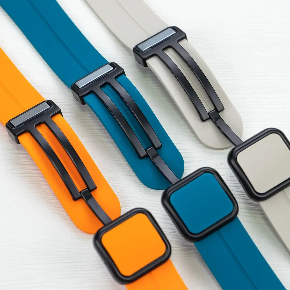 Fitbit Versa & Sense Square-Clasp Magnetic Silicone Band - Magnetic clasp and fold-back detail