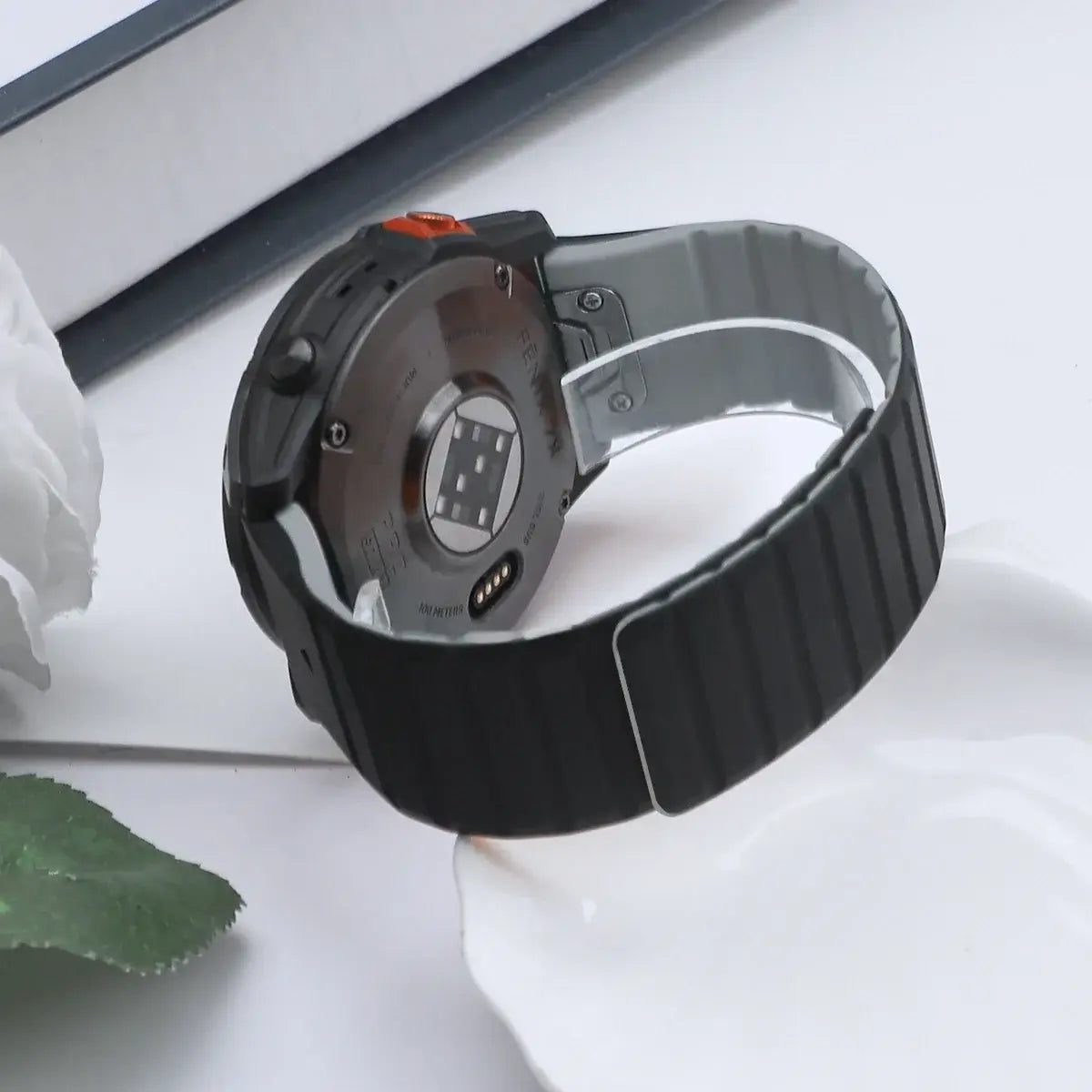 Garmin QuickFit Magnetic Silicone Wrap Band in Black / Gray