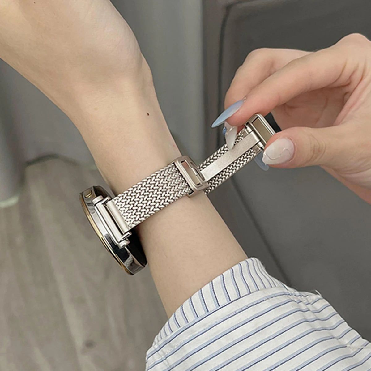 Garmin Slim Magnetic Metal Mesh Band — adjusting the magnetic clasp