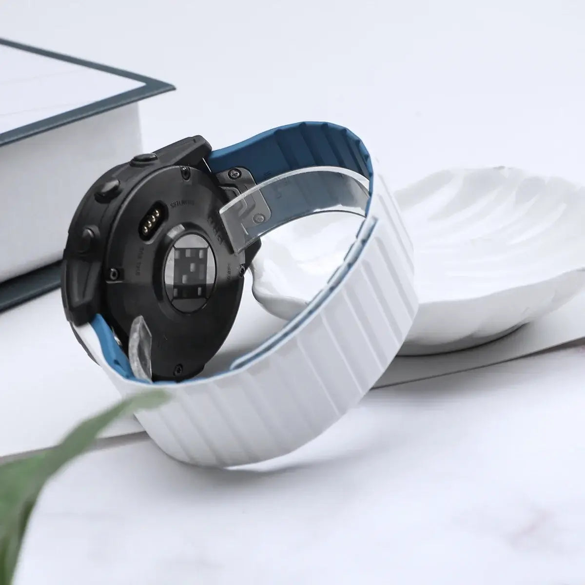 Garmin QuickFit Magnetic Silicone Wrap Band in White / Blue