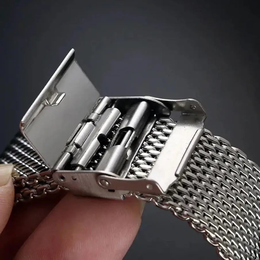 Adjustable mesh band clasp detail